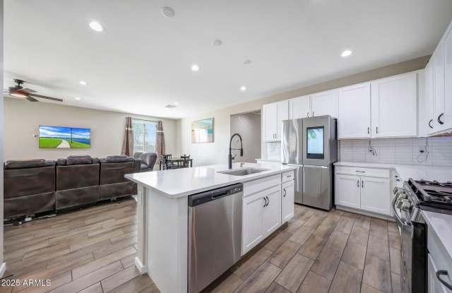 Photo of 11049 W HADLEY Street