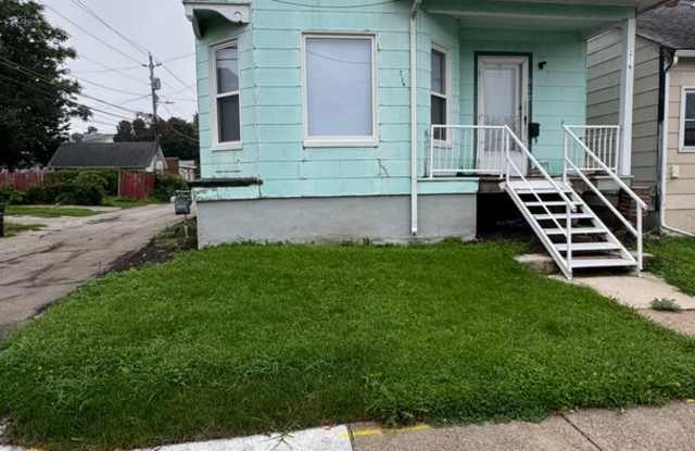 219 w 15th Large 3 Bedroom House - Central Davenport