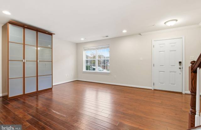 7025 SOUTHMOOR Street