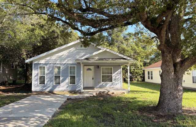 Convenient Location! Northside 3/2 Available Now! Pet Friendly!