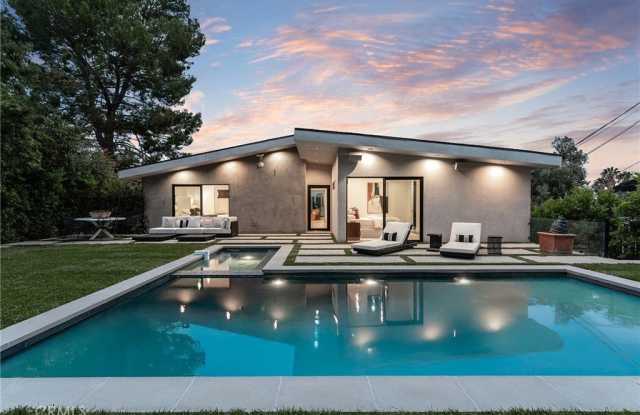 22268 Avenue San Luis