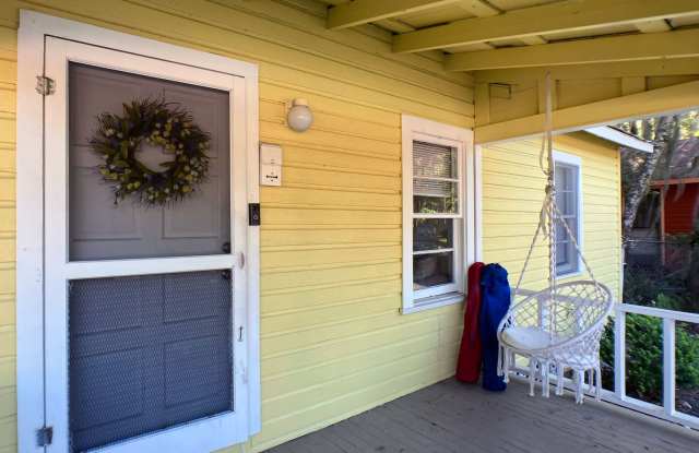 Lovely 2 Bedroom, 1 Bathroom Home (Huge Backyard)