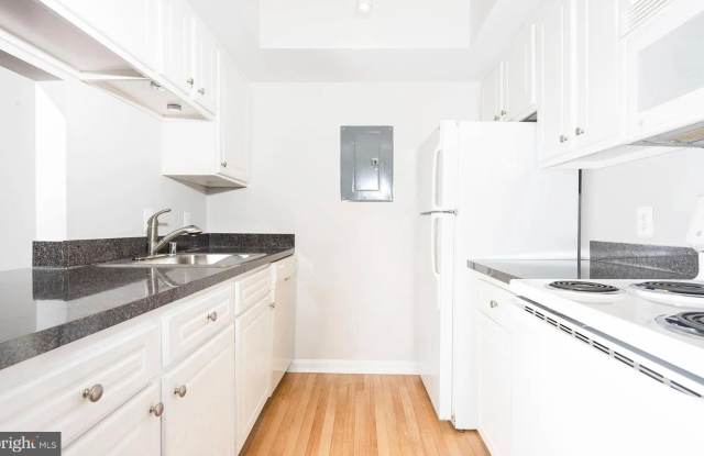 8205 WHISPERING OAKS Drive unit: 304