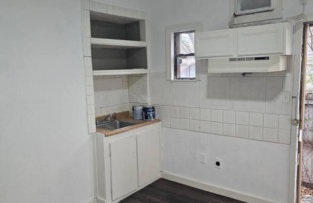 STUDIO APARTMENT NEAR DOWNTOWN!