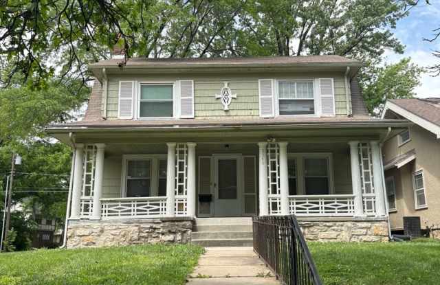 Charming 3 Bed, 1 Bath Home Near Brookside, Plaza & UMKC