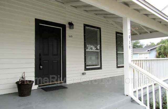 919 E De Soto St