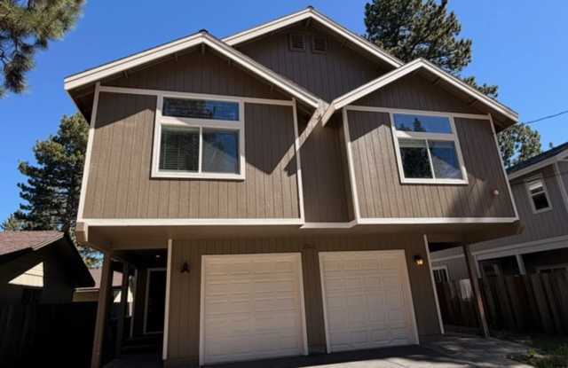 Lovely, recently remodeled 3Bd townhouse duplex! Available for viewing now! Call me to inquire today.