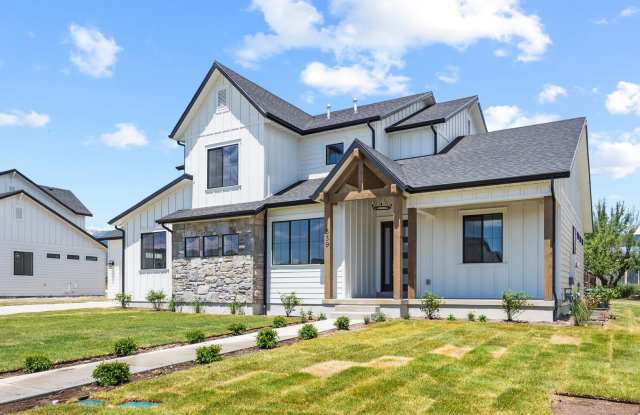 Cozy, Bright, and Spacious Home Nestled in Midway