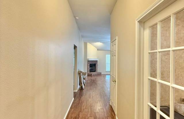 3 Bedroom, 2 Bathroom Home in Lindale!