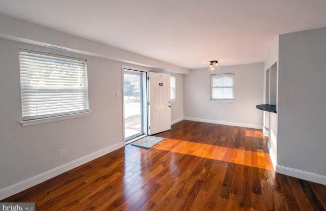 605 W MARKET Street unit: 42