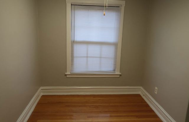 2621 West Gunnison Street