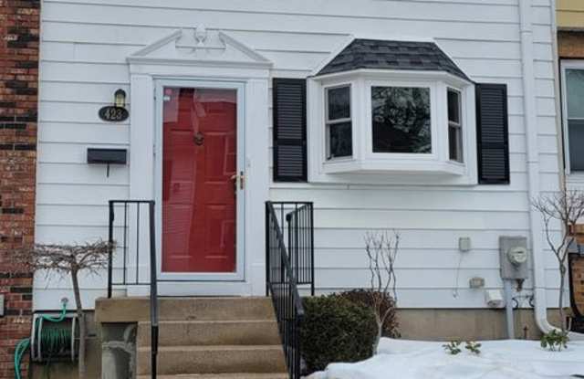 Modern Townhome - Bensalem