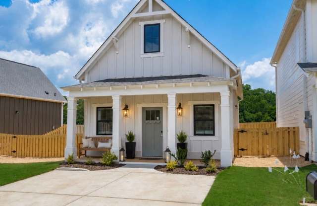 One Bedroom Cottage with Fenced Backyard!