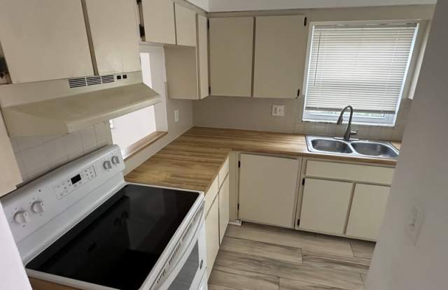 Photo of 6509 Dumont Ave