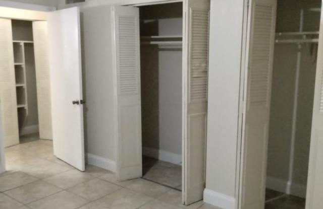 Large 1 Bed 1 Bath in Lauderdale Lakes