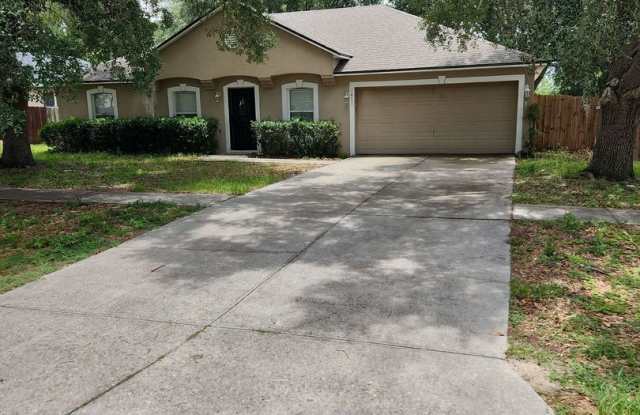 Eustis 3/2, Central A/C, Attached Garage, large backyard