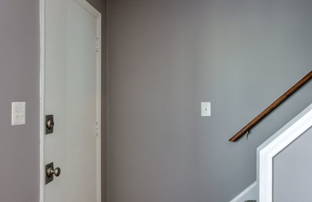 Colonial Park Townhomes - W/D in unit, free parking, spacious bedrooms and more!