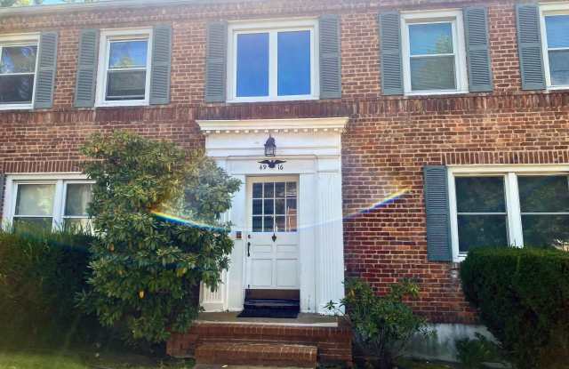 49-16 Douglaston Parkway unit: 2R