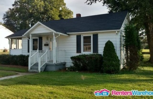 219 Piedmont Avenue - 219 Piedmont Avenue, Colonial Heights, VA 23834