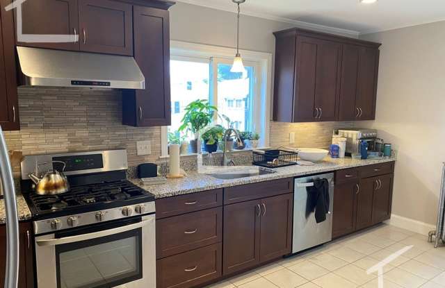 Modern Brighton 4-bed/2-bath with Deck