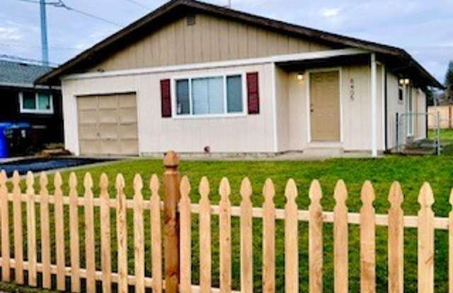 Charming 3 Bedroom 1 Bath Updated Home in Tacoma!