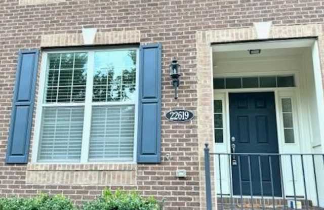 22619 NORWALK SQUARE