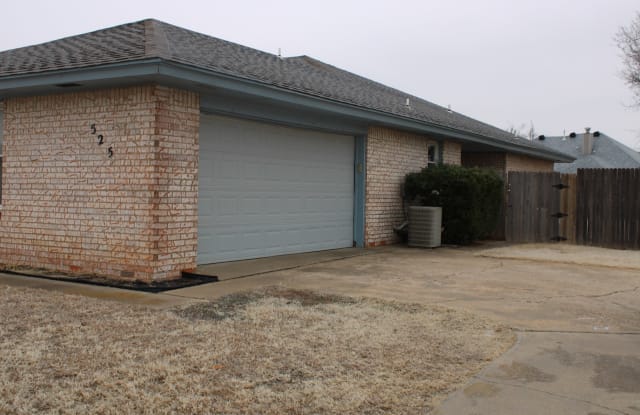 525 N Robin Way - 525 N Robin Way, Mustang, OK 73064