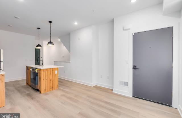 1221 W LEHIGH Avenue unit: 1