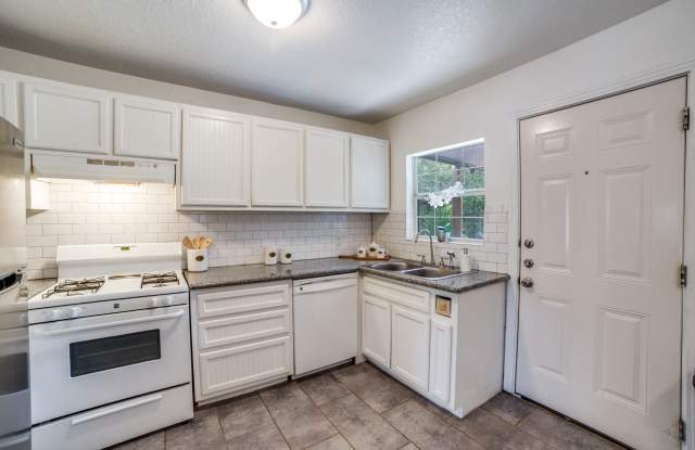 Photo of 114 Oxford Dr