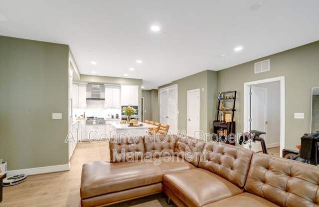 635 Slaters Ln