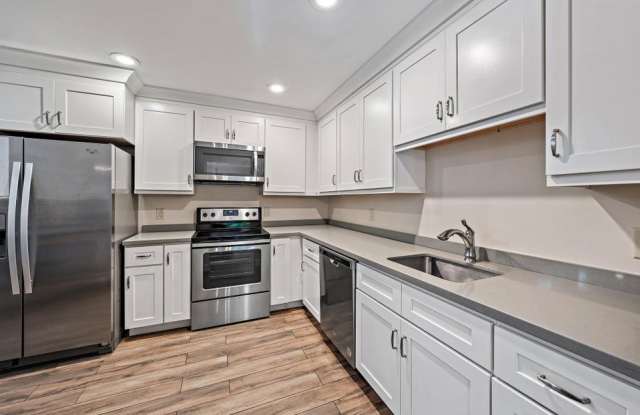 25 Lexington Lane West