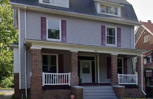 Photo of 915 West Main Street