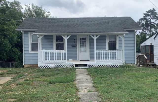 8 N Mapleleaf Ave