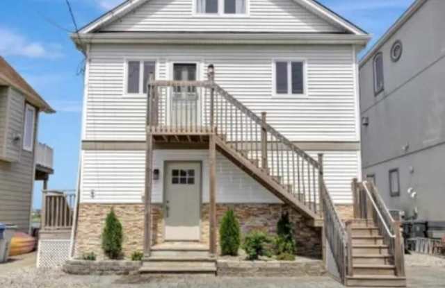 18 Harborside Drive E