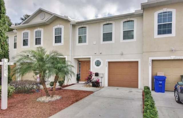 Photo of Charming 3BR 2.5 bath Townhome in heat of Lakeland
