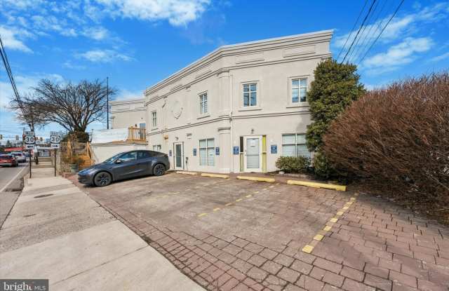 398 W LANCASTER Avenue