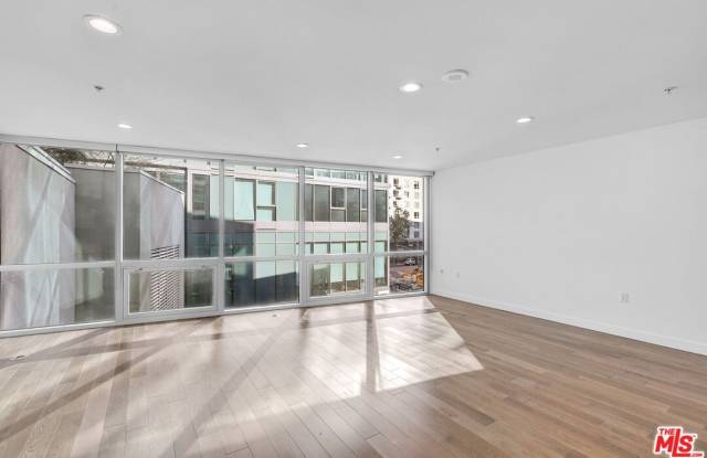 901 S Flower St unit: 401