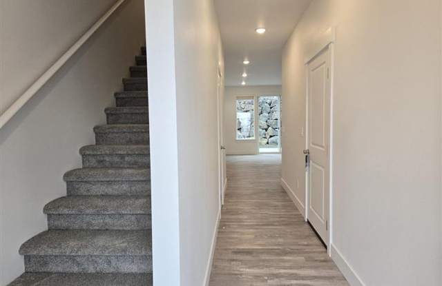 $1000 OFF YOUR 1ST MONTHS RENT! BRAND NEW TOWNHOME IN THE DESIRABLE SOUTHRIDGE AREA!