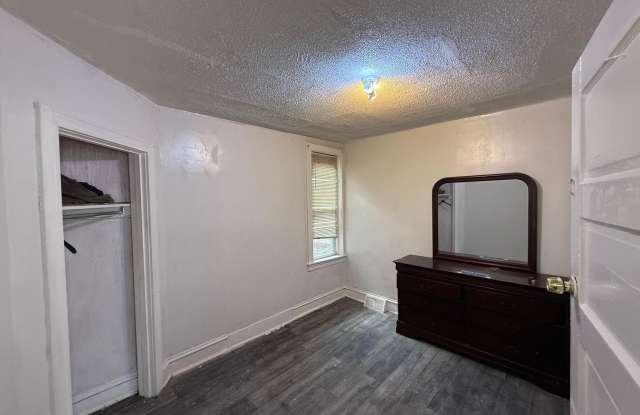 5230 N WARNOCK Street