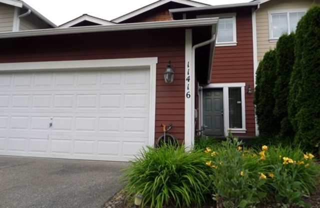 Large 3 Bedroom Home with Fully Fenced Backyard in Great RENTON Location!!