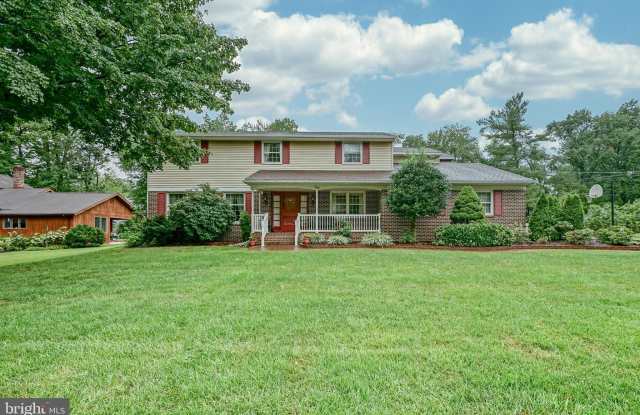 12 HILLCROFT LANE