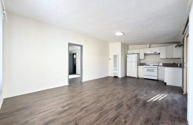 Spacious Single Level in Duplex!