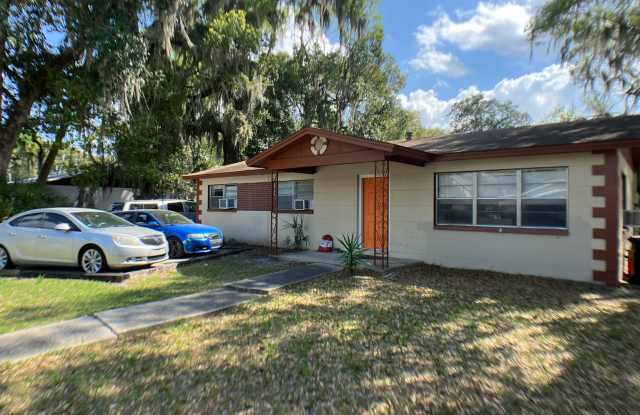 Photo of Lovely 3 Bedroom, 1 Bathroom House