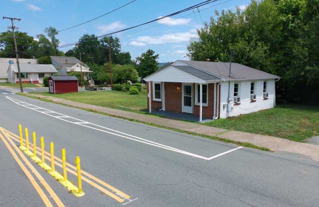 Newly Remodeled Cottage near downtown, walk to Kardinal Hall, Sticks & Health Food Store!