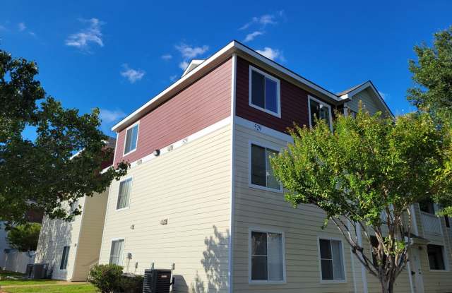 College Station - 4 bedroom /4 bath condo in great complex