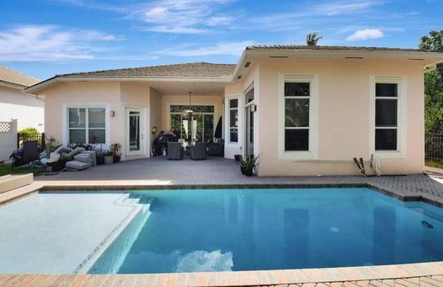 447 Pine Tree Court S, Atlantis, FL 33462
