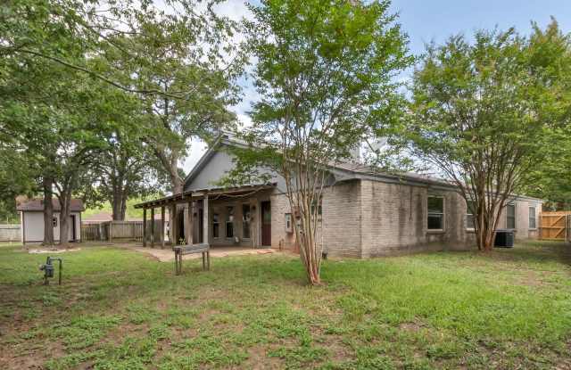 Photo of END OF JULY MOVE IN!! Spacious 4 Bedroom 2 Bathroom Home with Huge Yard!