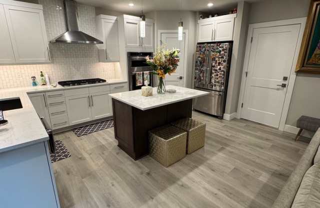 Luxury 3 Bedroom 2.5 Bath Townhome Located in Kirkland