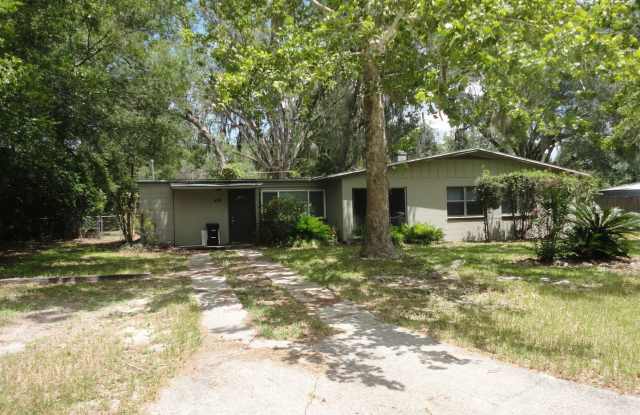 4 Bedroom/2 Bath located in Golf Club Manor