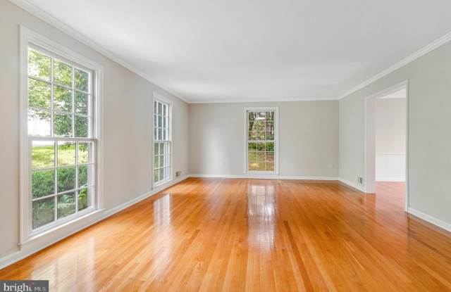 9803 SPRING RIDGE LN